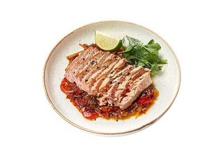 Стейк тунця зі смаженими овочами в кисло-солодкому соусі (350g)