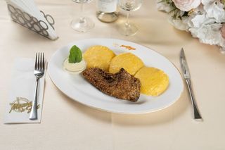 Crap prajit cu mamaliguta si mujdei