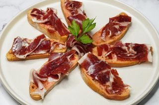 Pan con tumaca y jamón serrano pata negra (ud.)