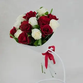 წითელი და თეთრი ვარდები (14 ვარდით)
