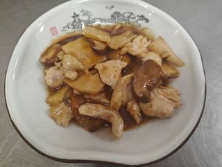 66 Pollo con bambù e funghi