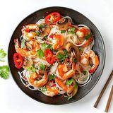 Spaghetti di riso con frutti di mare