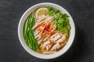 Zupa po Tajsku Tom Yum z kurczakiem