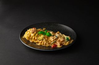 Tagliatelle cu somon si legume﻿