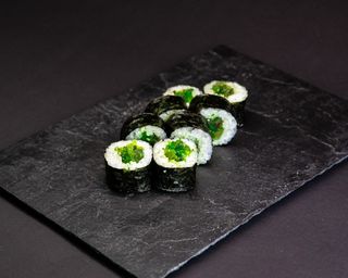Maki con ensalada de algas (8 pzs.)