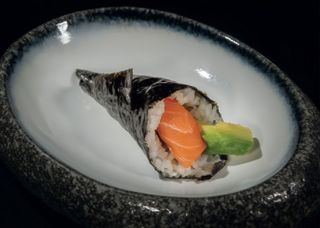 095. Temaki salmone avocado