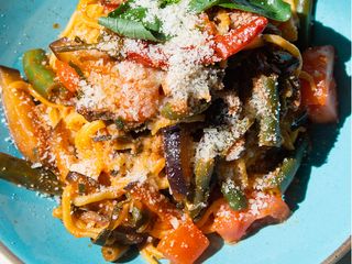 Спагетті з телятиною і овочами у гострому томатному соусі (300g)