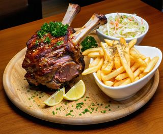 Ciolan de porc cu cartofi prajiti si salata de varza murata 500g