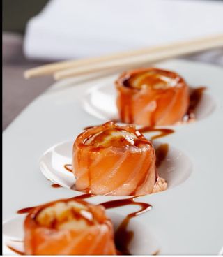 293. Gunkan ebi salmon