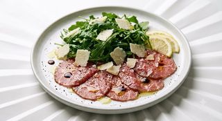 Carpaccio De Buey Con Rúcula Y Parmesano