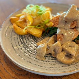 Piept de pui grill cu escalop de ciuperci 