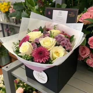 Arrangement De 7 Roses Crème Et Fleurs Mauves