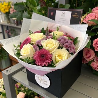 Arrangement De 7 Roses Crème Et Fleurs Mauves