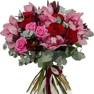 Buchet (1380)din 15 trandafiri roz, 9 orhidei cymbidium, eucalipt si leucadandron bordo
