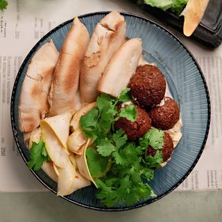 Фалафель з хумусом, тахінним соусом (450г)