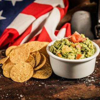 Home made guacamole & chips 300 g