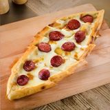 Пиде със суджук и кашкавал