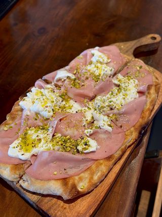 Pinsa mortadella e stracciatella