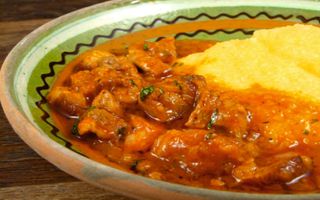 Tigaie picantă de porc cu mămăliguță