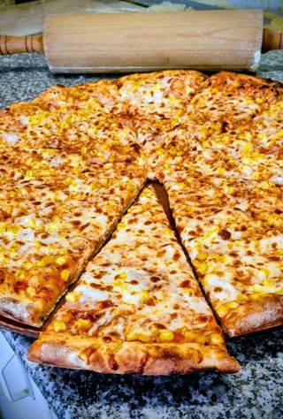 Пица с Пиле, кашкавал, царевица и доматена паста с подправки