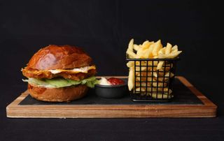 Пилешки криспи бургер с гарнитура пържени картофи