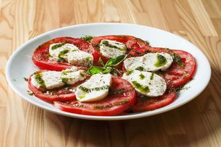 Салата Домати с моцарела и синьо сирене (300г)