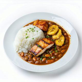 Filete de Pescado con Arroz, menestra de Frijoles y patacones