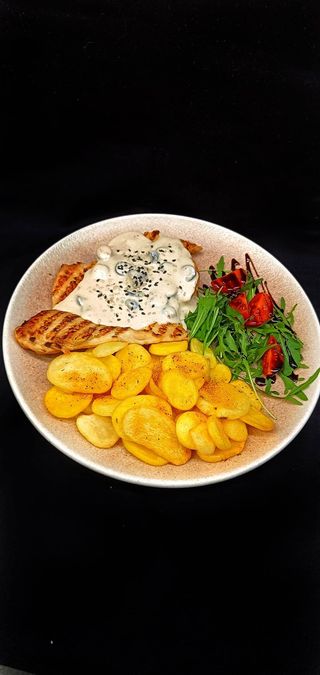 PUI MEDITERANEAN, CARTOFI SLICED AROMATIZATI CU CAJUN SI SOS CREMOS DE BRANZA CU MASLINE 350G