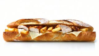 Panino con cotoletta di pollo, patatine fritte e formaggio