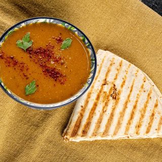 Supa crema de linte cu lipie coapta