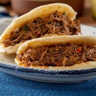 Arepa Clásica de Mechada (1Ud.)