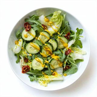 Салата с авокадо и сушени домати (400г)