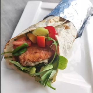 Tortilla z panierowanym kurczakiem, warzywami i sosem