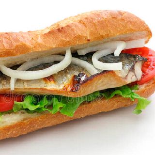 Bocadillo De Caballas Con Pimiento Rojo