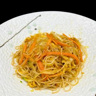Spaghetti di riso con verdure e gamberi
