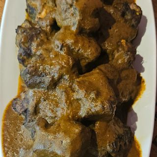 RABO DE TERNERA EN SALSA AL VINO TINTO