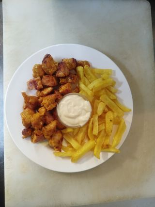 Pincho adobado con lechuga y patatas