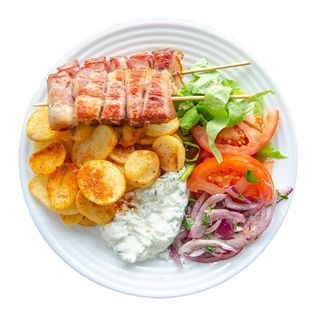 Frigaruie pui cu felii de bacon farfurie