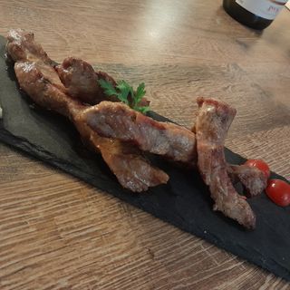 Lagartinhos de porco preto grelhados