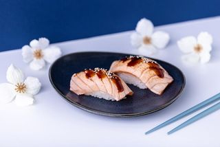 Nigiri łosoś opalony 2 szt.