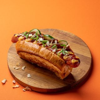 Хот-дог з молочною сосискою і перцем конфі