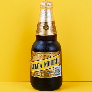 NEGRA MODELO