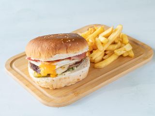 Burger vratolomija i pomfrit