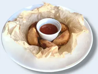 Смажені равіолі зі свининою та кетчупом (200g)