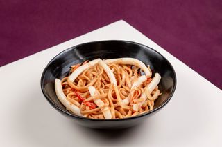 Пшенична локшина Стір-Фрай з кальмаром та овочами (320г)