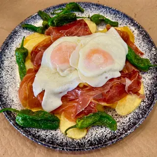 Huevos rotos de campo con jamón iberico
