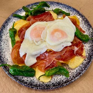 Huevos rotos de campo con jamón iberico