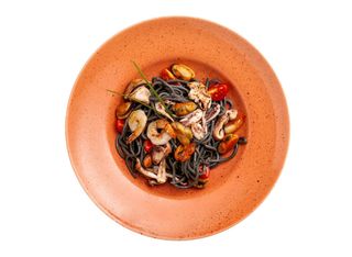 Паста Неро с морски дарове (350г)