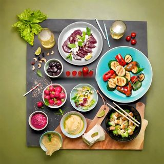 Паста със средиземноморск доматен сос.