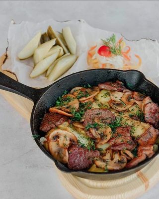 Картофель жареный с мясом и грибами